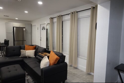 3-bedroom house in terrific Pompano Beach with WiFi, AC, 15 mins near beach.