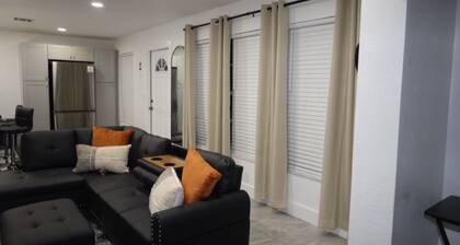 3-bedroom house in terrific Pompano Beach with WiFi, AC, 15 mins near beach.