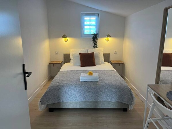 1 habitación, tabla de planchar con plancha, wifi y ropa de cama 