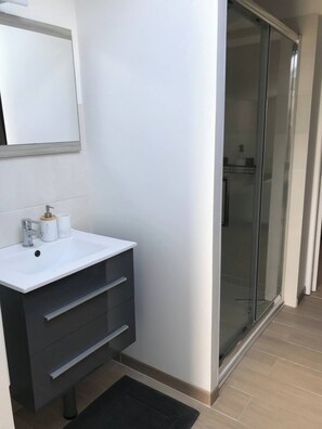 Doccia, asciugacapelli, asciugamani, sapone