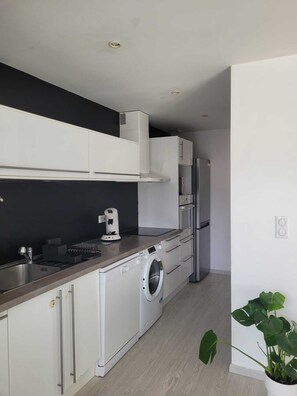 Kjøleskap, mikrobølgeovn, ovn og kokeplater