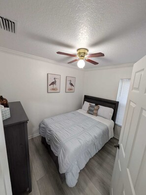 3 habitaciones, tabla de planchar con plancha, wifi y ropa de cama