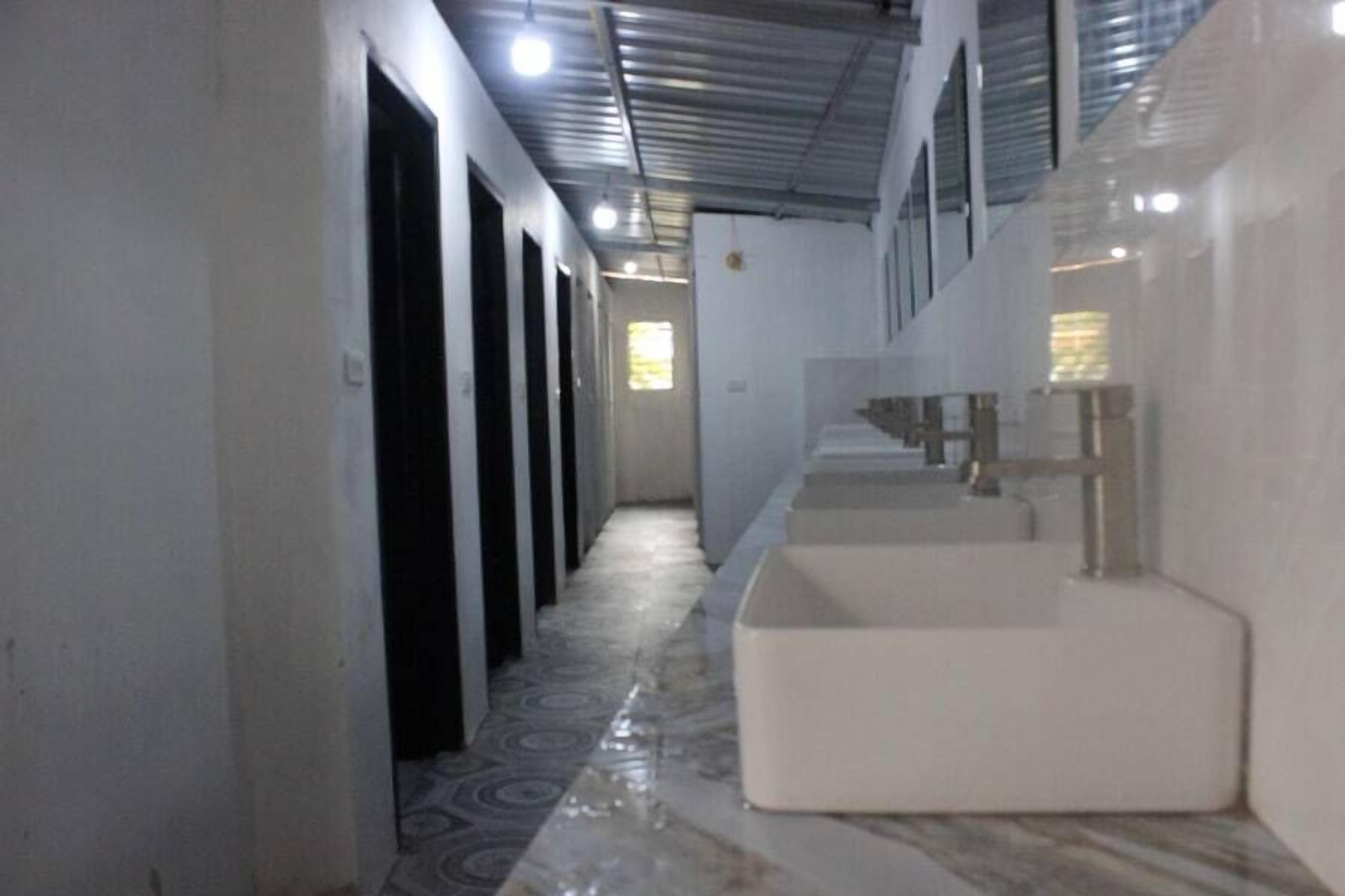 Eenvoudige slaapzaal | Badkamer | Handdoeken, toiletpapier