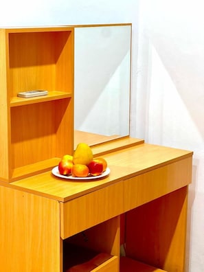 Chambre Double Deluxe, 1 très grand lit, salle de bains privée, vue jardin | Chambres insonorisées, Wi-Fi gratuit, draps fournis