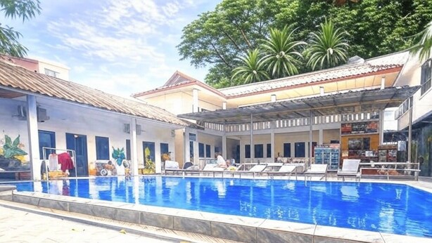 Kamar Triple Ekonomi, kamar mandi umum, pemandangan kolam renang | Teras/patio