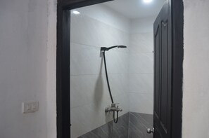 Bathroom - Apatuxay Vientiane Hotel & Apartment  (Vientiane)