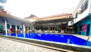 Swim-up bar