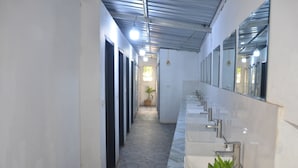 Kamar Double Basic, 1 kamar tidur, kamar mandi umum, pemandangan kolam renang | Kamar mandi