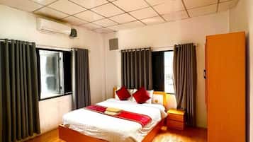 Deluxe Double Room, 1 King Bed, Private Bathroom, Garden View
