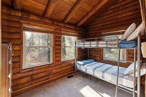3 Schlafzimmer, Schreibtisch, Bügeleisen/Bügelbrett, Reisekinderbett