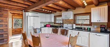Réfrigérateur, micro-ondes, plaque de cuisson, lave-vaisselle