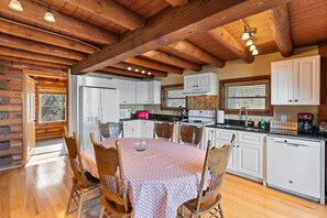 Een koelkast, een microgolfoven, een kookplaat, een vaatwasser