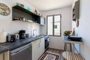 Réfrigérateur, un four, cafetière-théière, bouilloire électrique