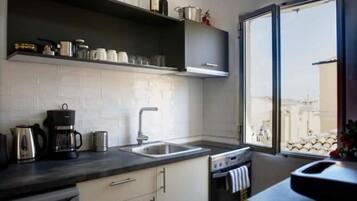 Kühlschrank, Ofen, Wasserkocher mit Kaffee-/Teezubehör, Wasserkocher