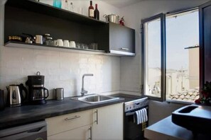 Réfrigérateur, four, cafetière/bouilloire, bouilloire électrique