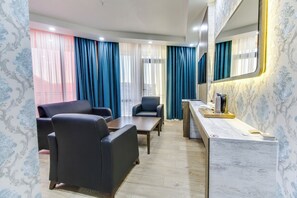 Espacio para trabajar con laptop y wifi gratis 