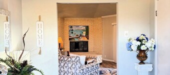 Charming Farm house-10 mins to LakeTexoma/StarlinkWIFI/HotTub/Zipline/Trampoline