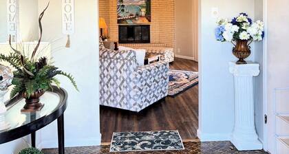 Charming Farm house-10 mins to LakeTexoma/StarlinkWIFI/HotTub/Zipline/Trampoline