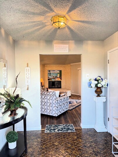 Charming Farm house-10 mins to LakeTexoma/StarlinkWIFI/HotTub/Zipline/Trampoline