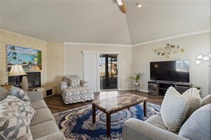 TV connectée, cheminée, baby-foot, table de tennis de table