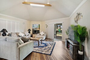 Älytelevisio, takka, pöytäjalkapallopöytä, pöytätennispöytä