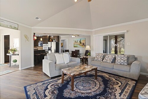 Private Guest Suite + Zipline + Hot Tub + Starlink + Game Room-Near Lake Texoma