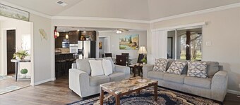 Private Guest Suite + Zipline + Hot Tub + Starlink + Game Room-Near Lake Texoma