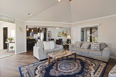 Private Guest Suite + Zipline + Hot Tub + Starlink + Game Room-Near Lake Texoma