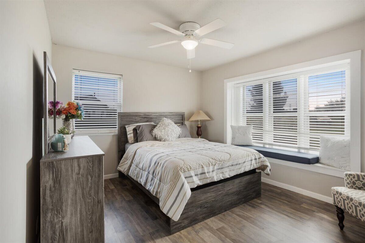 6 bedrooms, desk, free WiFi, bed sheets