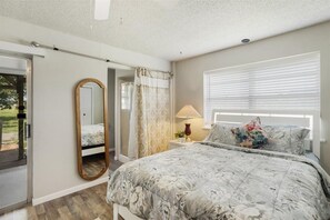 6 bedrooms, desk, free WiFi, bed sheets