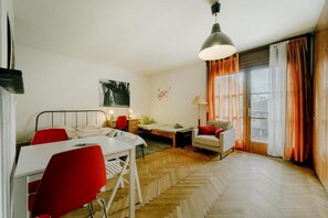 Basic House, Garden View | 5 bedrooms, free WiFi, bed sheets - Pi House (Ljubljana)