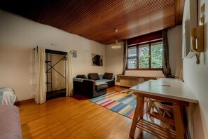 Basic House, Garden View | 5 bedrooms, free WiFi, bed sheets - Pi House (Ljubljana)