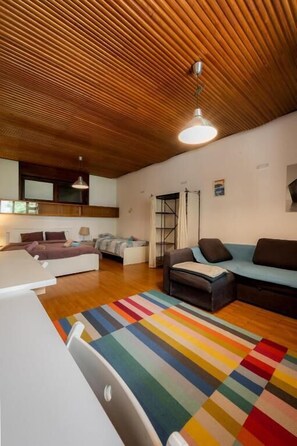 Maison de base, vue sur le jardin | 5 chambres, accès au Wi-Fi (inclus)