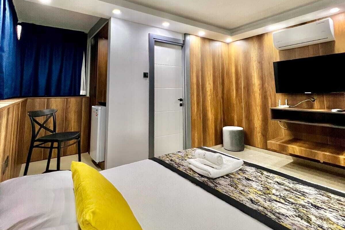 Standard Tek Büyük Yataklı Oda, Balkon | Odada kasa, masa, ütü/ütü masası, ücretsiz kablosuz İnternet 