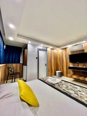Standard Tek Büyük Yataklı Oda, Balkon | Odada kasa, masa, ütü/ütü masası, ücretsiz kablosuz İnternet 