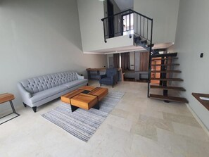 Süit, Balkon, Havuz Manzaralı | Oturma alanı