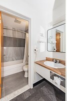 Bañera con ducha, secador de pelo, toallas, jabón