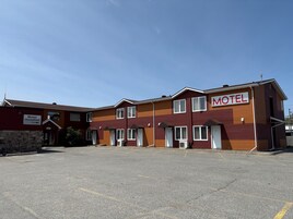Un motel con área de recepción y varias habitaciones.