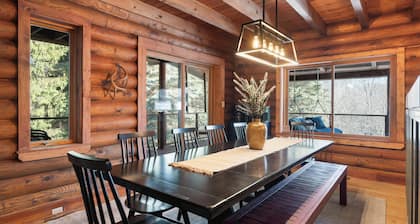 Spacious Log Cabin for 16+ at ThePinecrestChalet Hot tubs, air hockey, fireplace