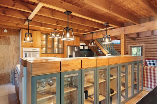 Spacious Log Cabin for 16+ at ThePinecrestChalet Hot tubs, air hockey, fireplace