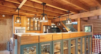 Spacious Log Cabin for 16+ at ThePinecrestChalet Hot tubs, air hockey, fireplace