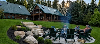 Secluded, log cabin chalet 16+ custom outdoor fire pit, air hockey, 2 hot tubs!