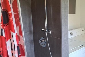 Séchoir à cheveux, bidet, savon