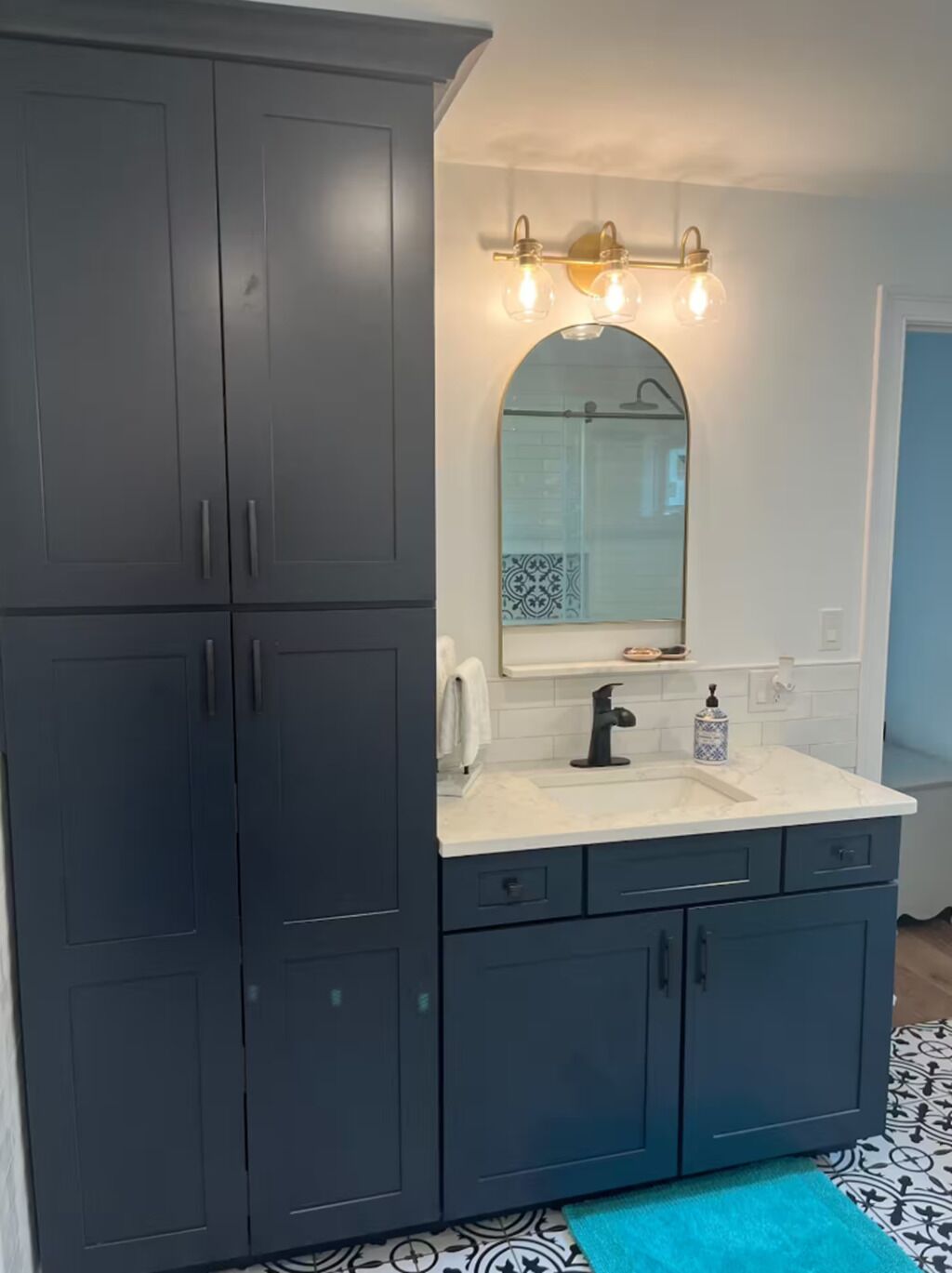 Douche, sèche-cheveux, serviettes fournies, savon