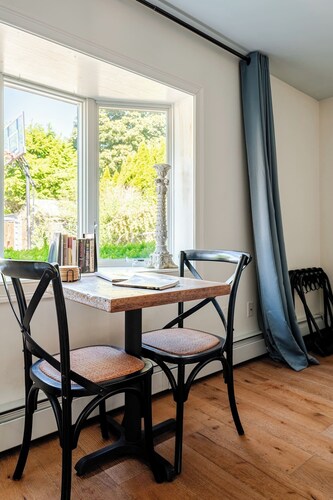 Beautiful 1 Bedroom, 1 Bathroom in Medford with WiFi and AC