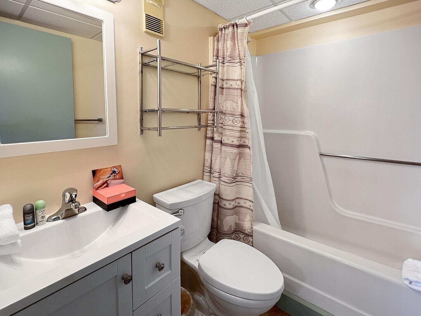 Ein Badezimmer mit Waschbecken, Toilette und Badewanne.