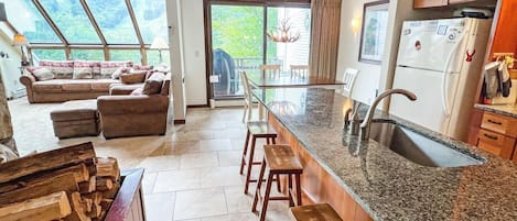 Condo, 2 Queen Beds (Sunrise Northstar B1 - Bear View) | Interior