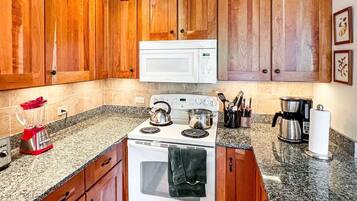 Kondominium, 2 Tempat Tidur Queen (Sunrise Northstar B1 - Bear View) | Dapur pribadi