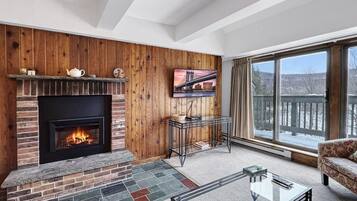 Condo, 1 Queen Bed (Mt Green 2-F04) | Living area