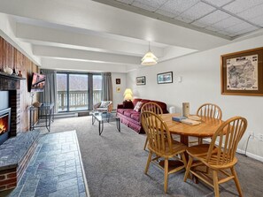 Condo, 1 cama Queen (Mt Green 2-F04) | Área de estar